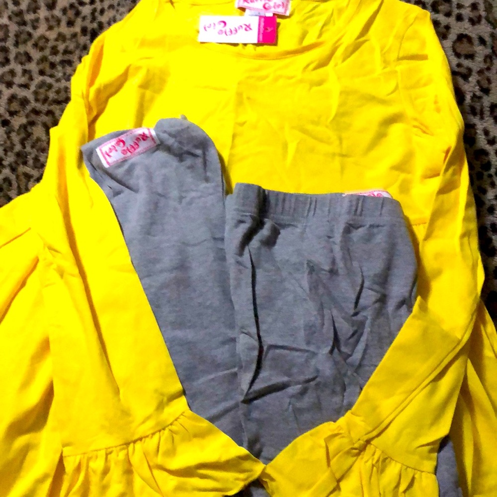Women’s ruffle girl two piece outfit. Sz L NWT
